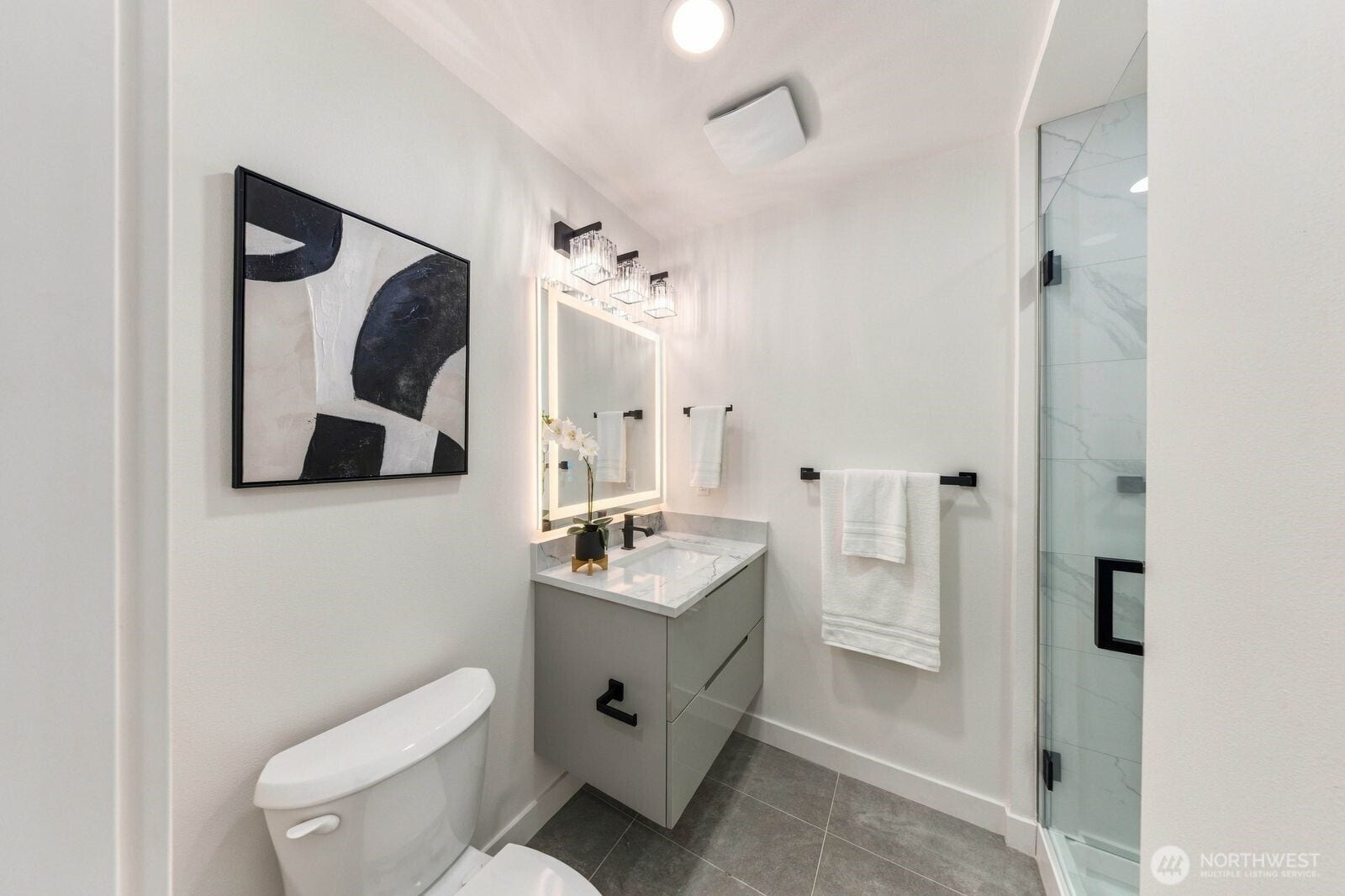932 Duchess Road, #B-3, Bothell, WA 98012 Convenient bath on the main level, ideal for guests or multi-generational living.