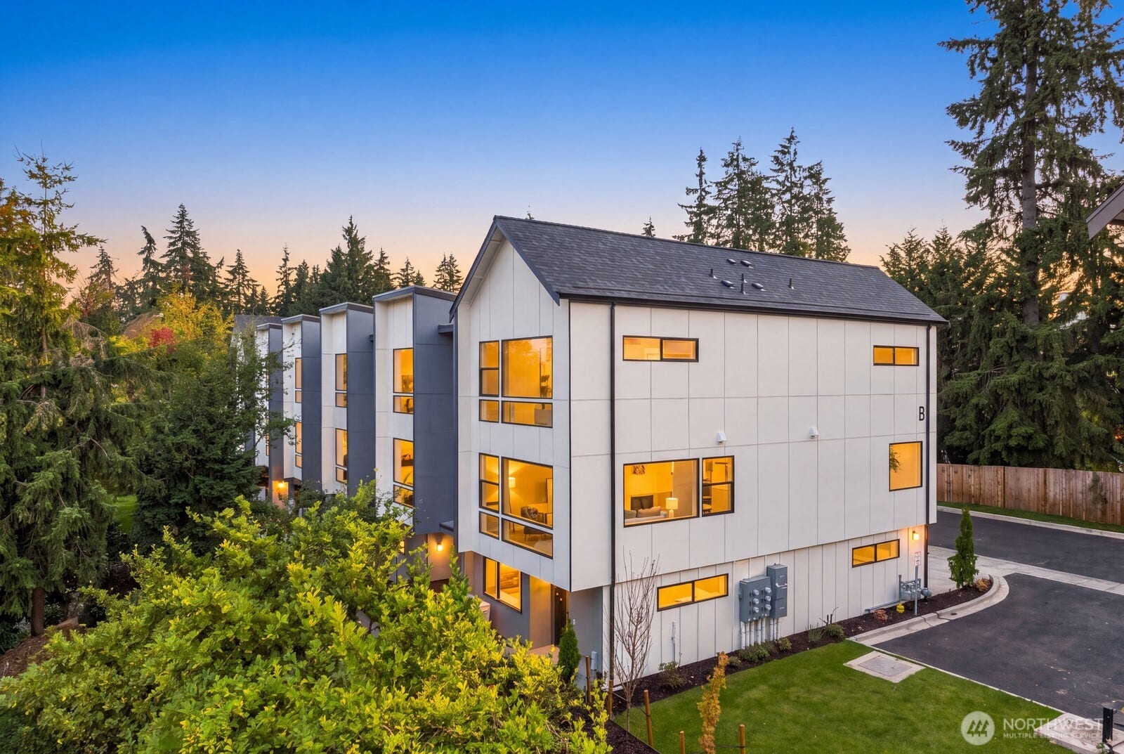 932 Duchess Road, #B-3, Bothell, WA 98012 Welcome Home!