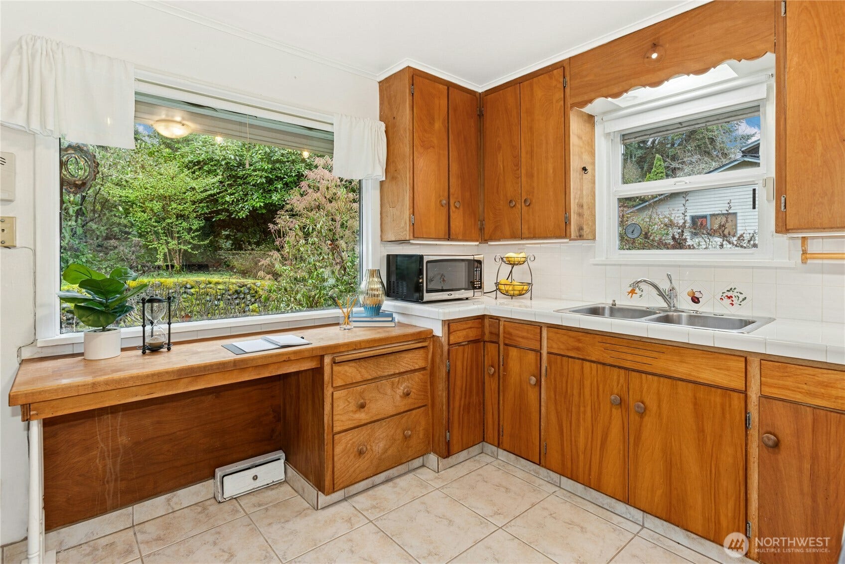 6526 NE 198th Street, Kenmore, WA 98028 Dining nook or work space in the kitchen.