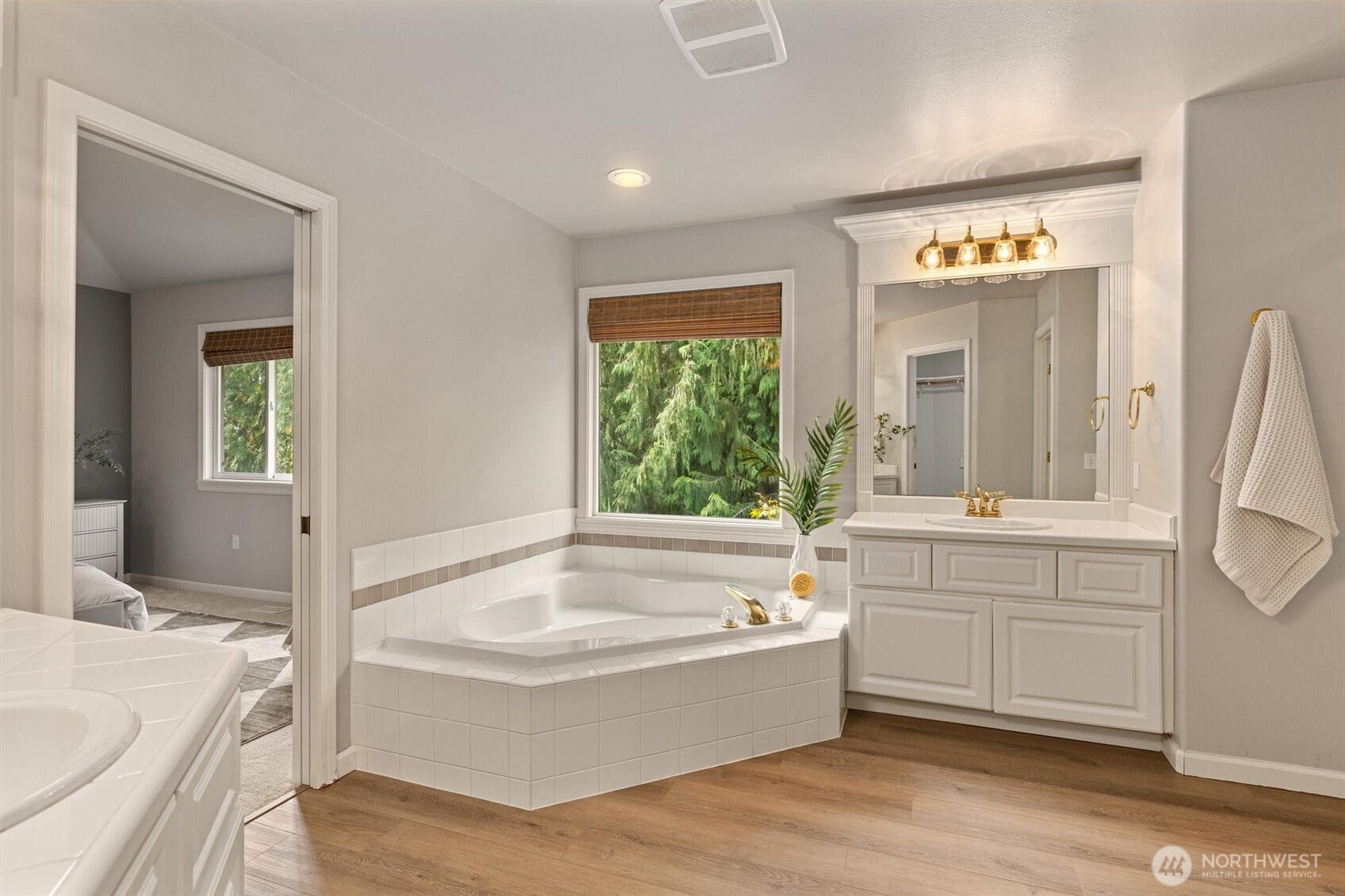 19141 148th Avenue NE, Woodinville, WA 98072 Expansive primary ensuite with new flooring