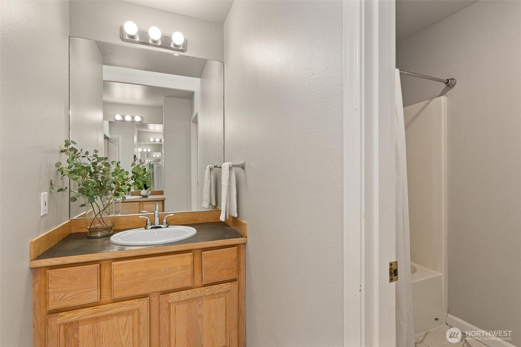 19141 148th Avenue NE, Woodinville, WA 98072 Full sparebathroom upstairs with two vanities
