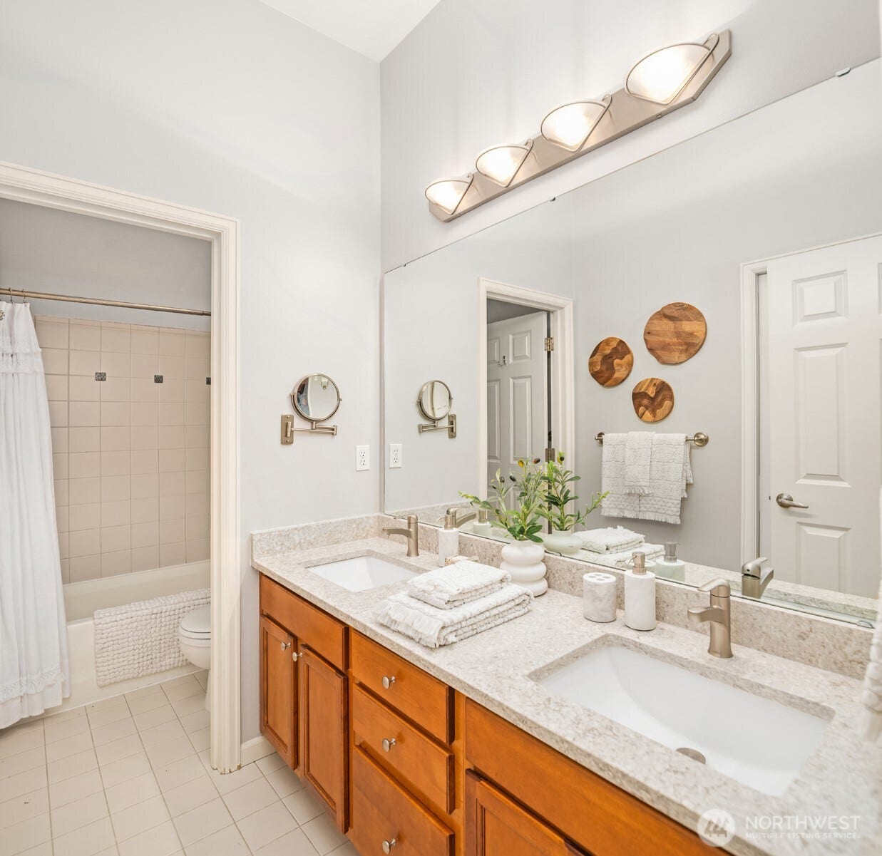 8521 Interlake Avenue N, #B, Seattle, WA 98103 Attached primary bathroom.