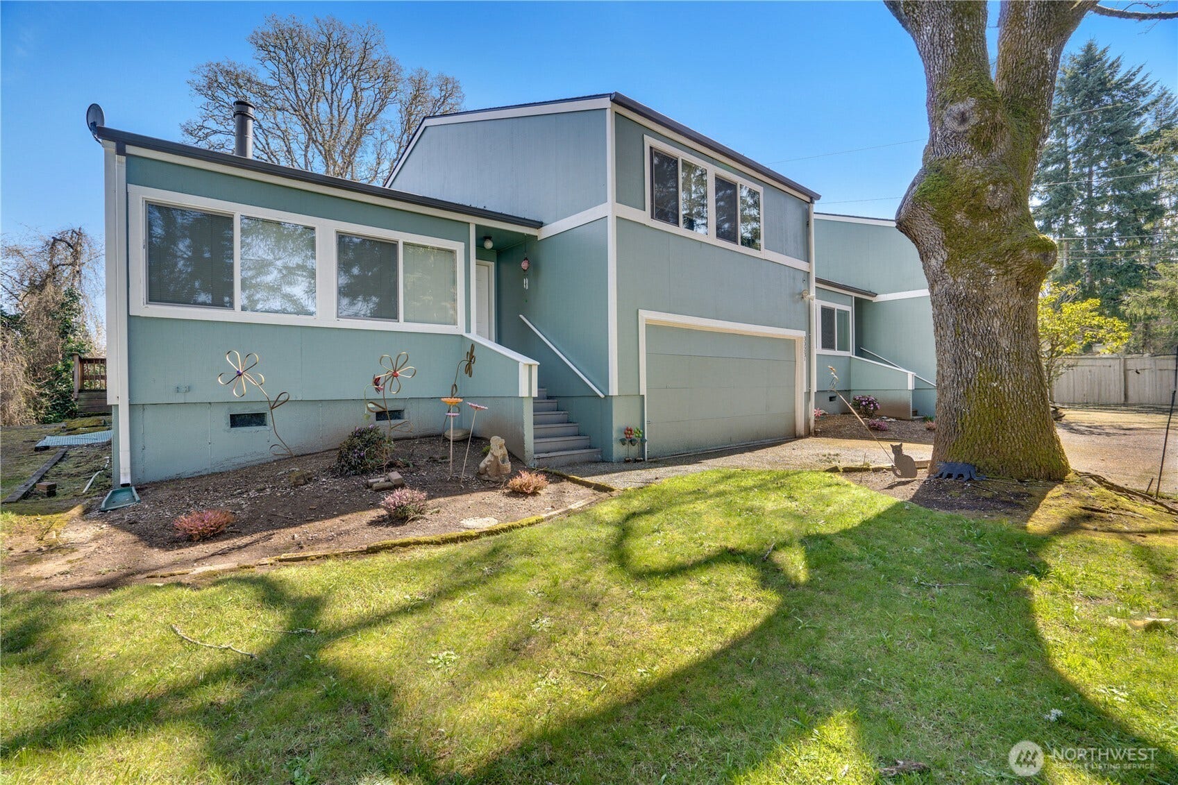 3023 Bridgeport Way W, #B, University Place, WA 98466 Front Lawn