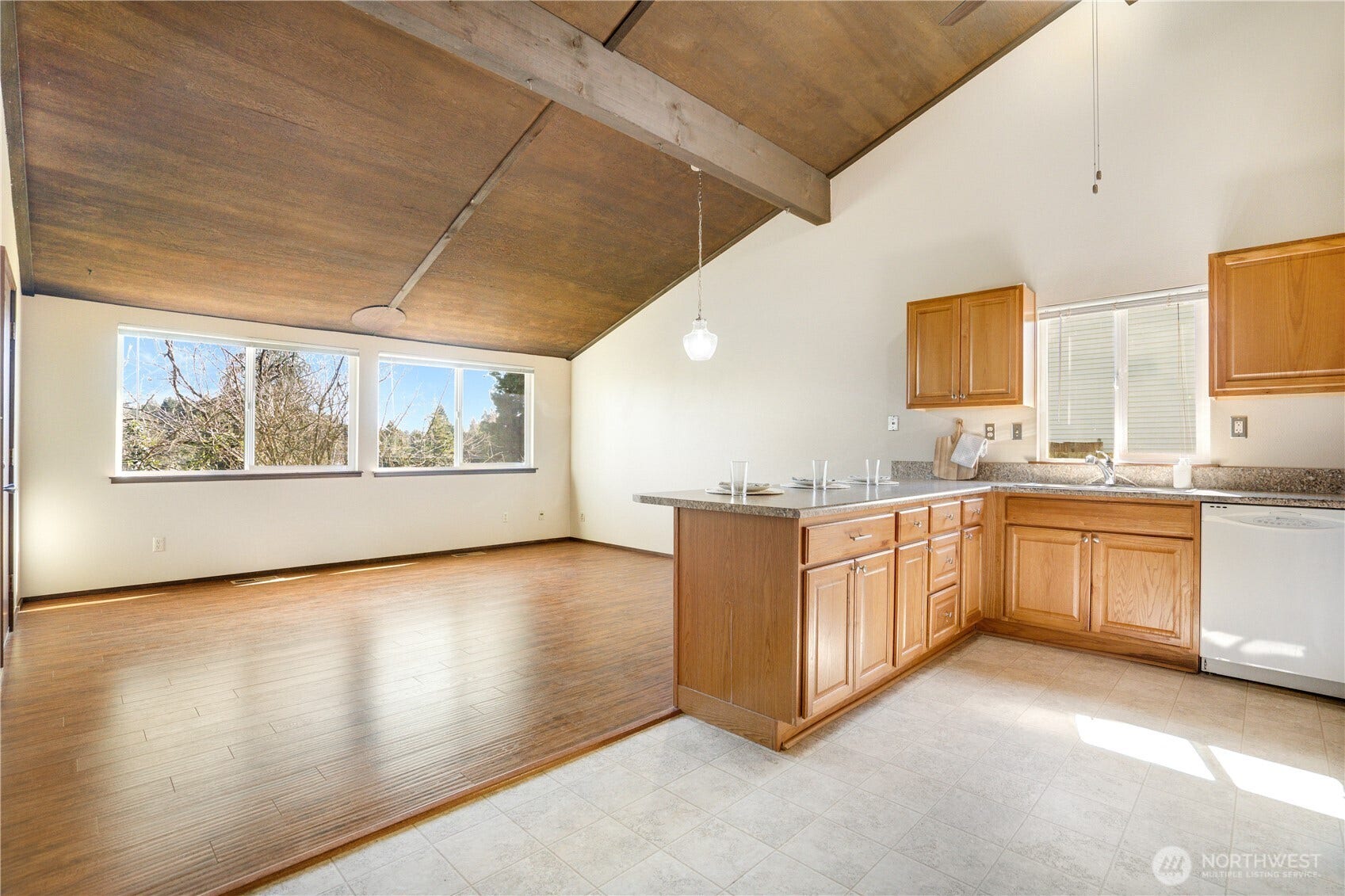 3023 Bridgeport Way W, #B, University Place, WA 98466 Vaulted Ceilings
