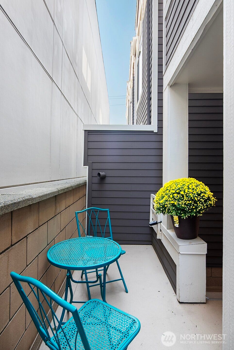 2502 N 50th Street, #103, Seattle, WA 98103 Cute sitting area on the landing!