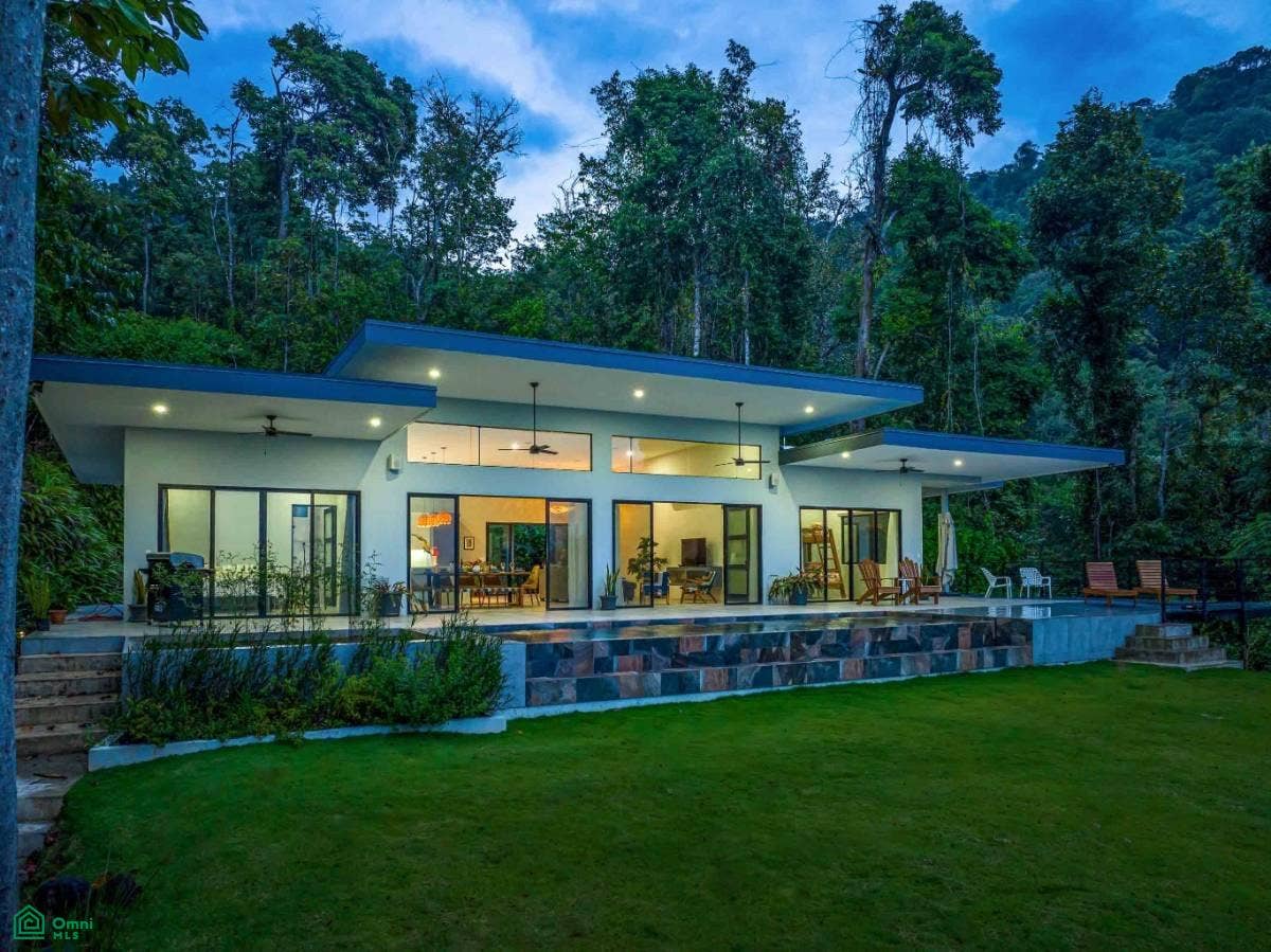 One Level Private and Mod Coastal and Ocean Views Casa Los Delfines, Dominical, Puntarenas, Costa Rica