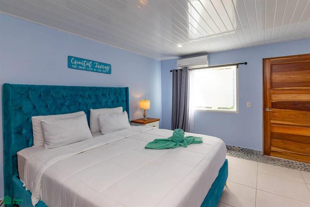 Contemporary Villa Near Marina Puntarenas