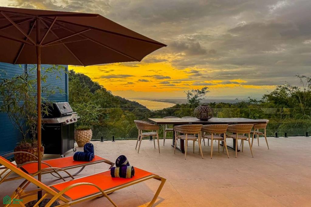 Modern Luxury Villa Near Private Gated Community Puntarenas