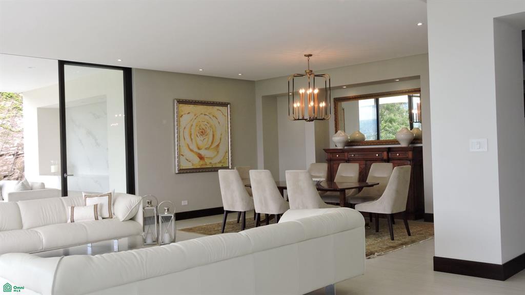 21438   Amplia Residencia Familiar Con Vistas 21438 San Rafael San Jose