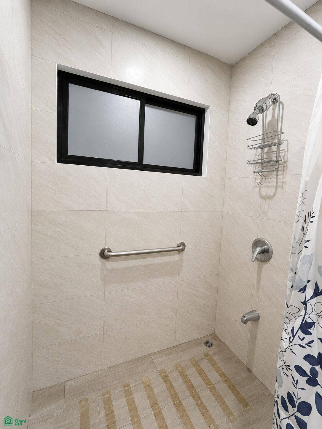 La Iguana Dorada Fully Furnished Condo - Near Playa Grande, Playa Grande, Cabo Velas, Santa Cruz, Guanacaste, Costa Rica 50309 Tiled shower with a frosted window and convenient safety grab bar.