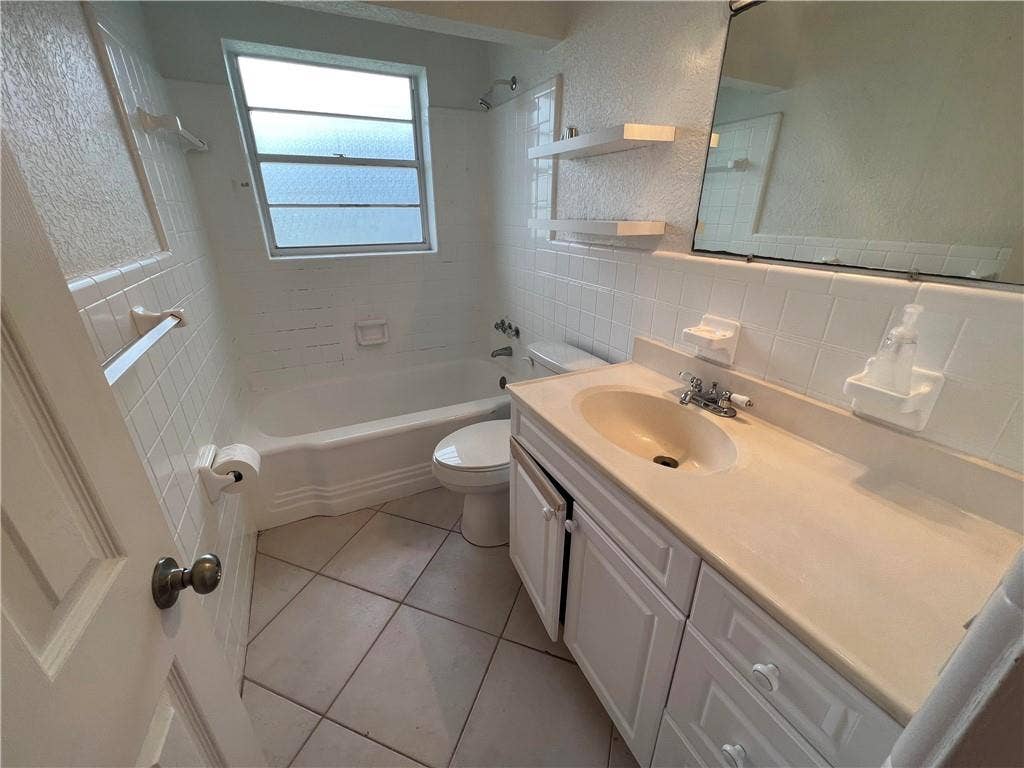 2060 NE 26th St, Lighthouse Point, FL 33064