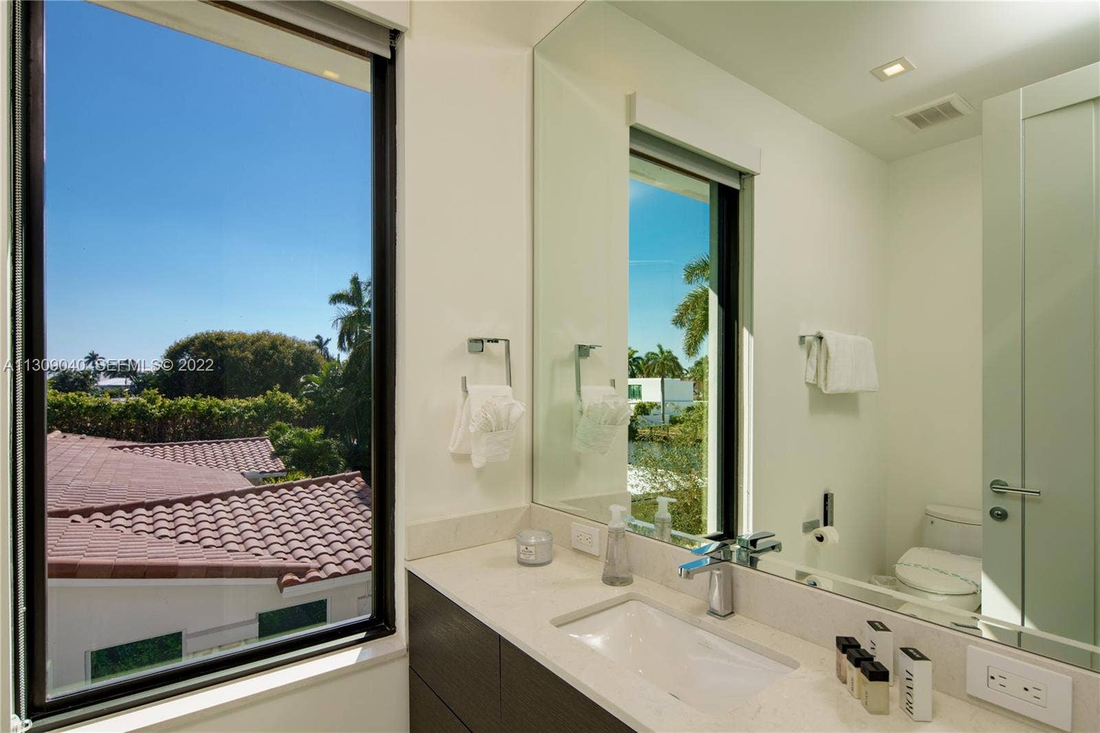 128 Fiesta Way, Fort Lauderdale, Fort Lauderdale, FL 33301 Bathroom 2