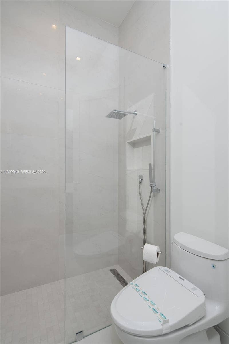 128 Fiesta Way, Fort Lauderdale, Fort Lauderdale, FL 33301 En-suite bathroom 1