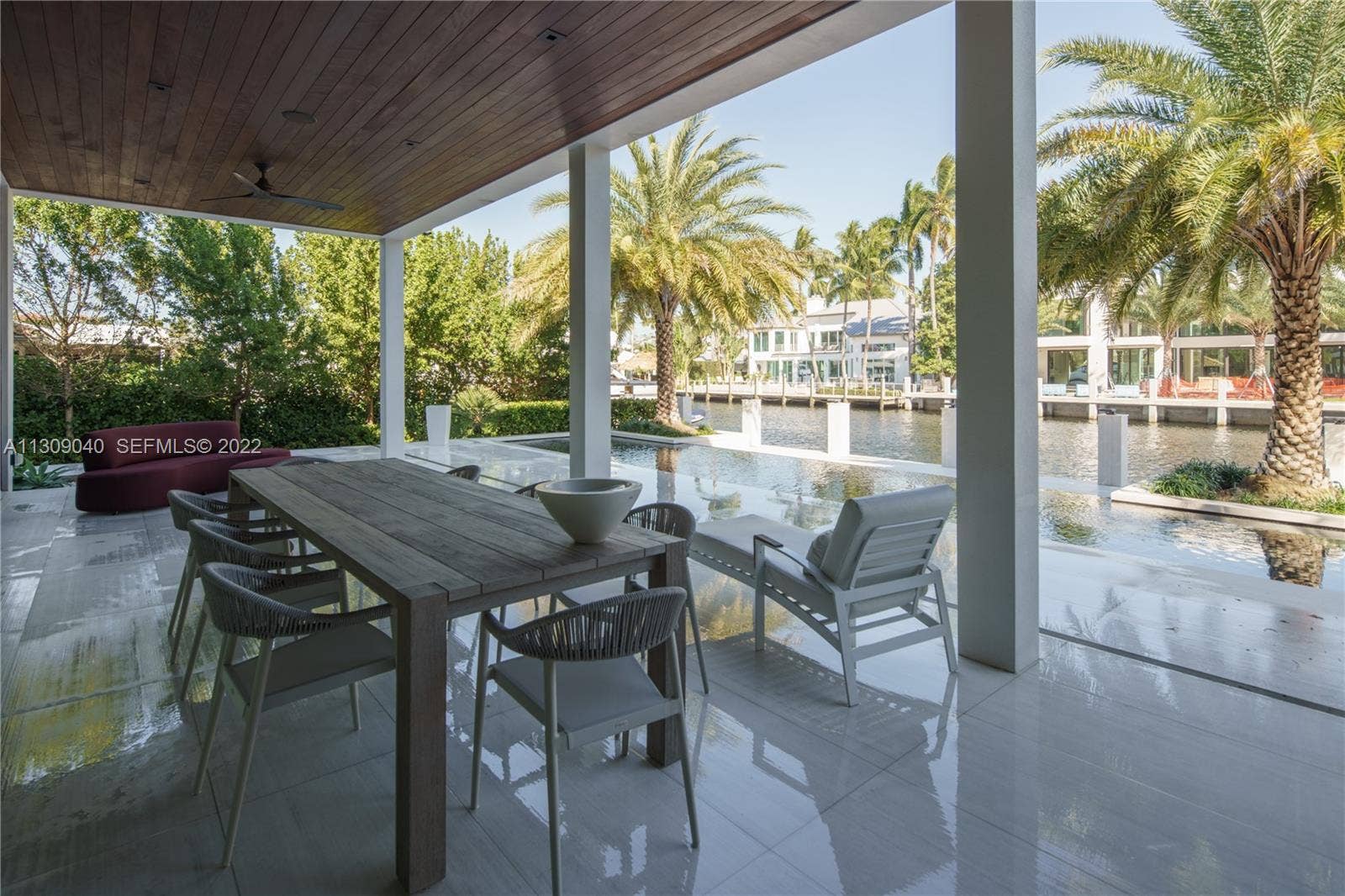 128 Fiesta Way, Fort Lauderdale, Fort Lauderdale, FL 33301 Outside table