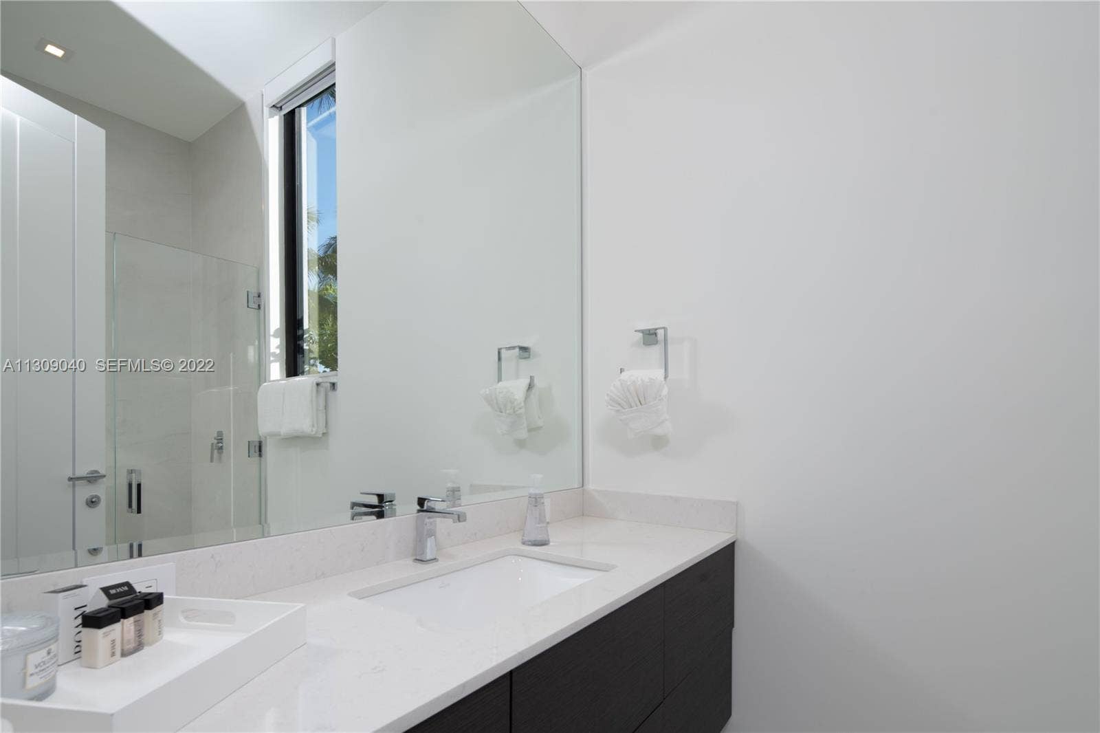 128 Fiesta Way, Fort Lauderdale, Fort Lauderdale, FL 33301 En-suite bathroom 1