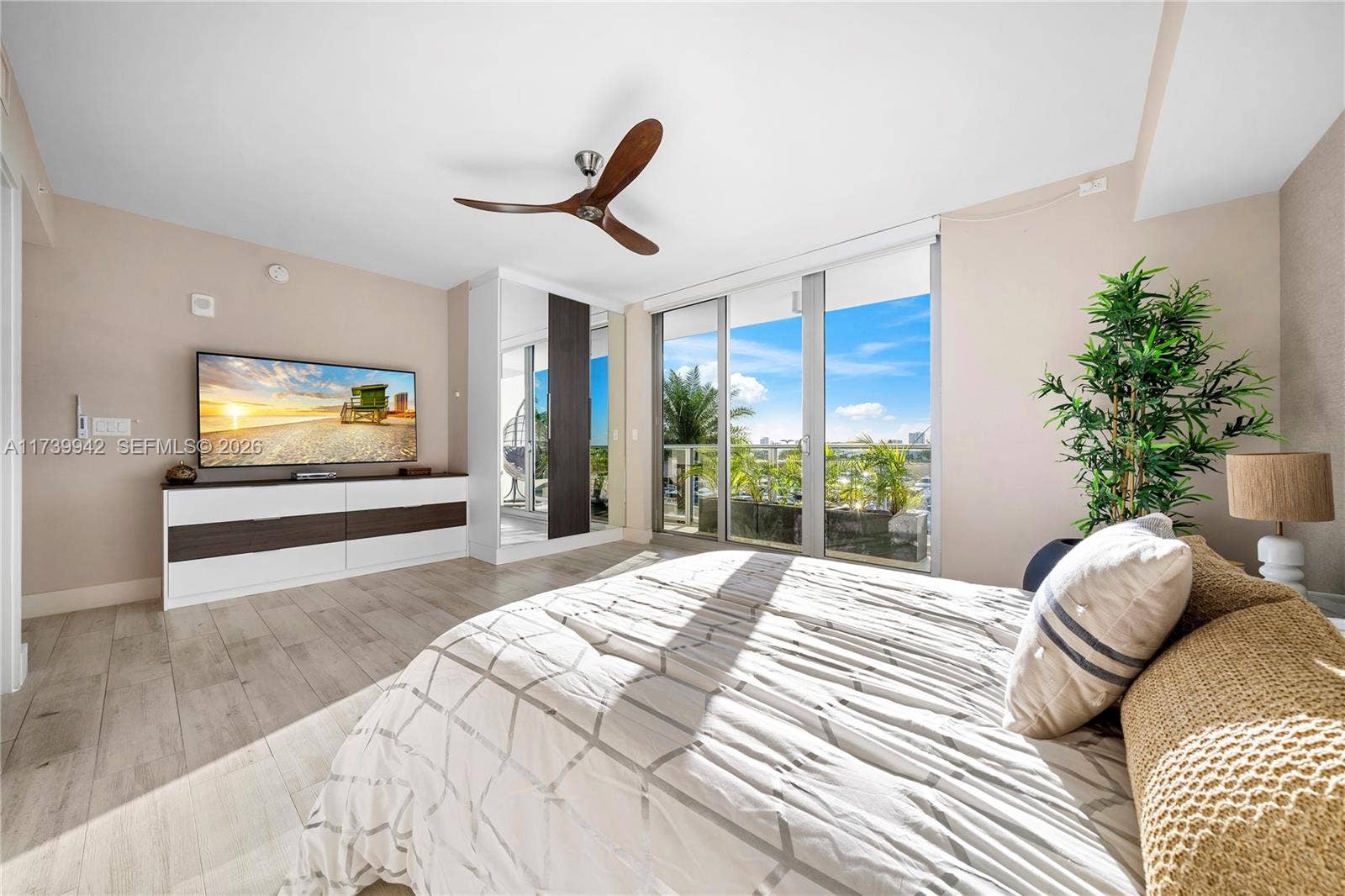 1180 N Federal Highway, #605, Fort Lauderdale, FL 33304 Spacious Primary Suite with Skyline Views