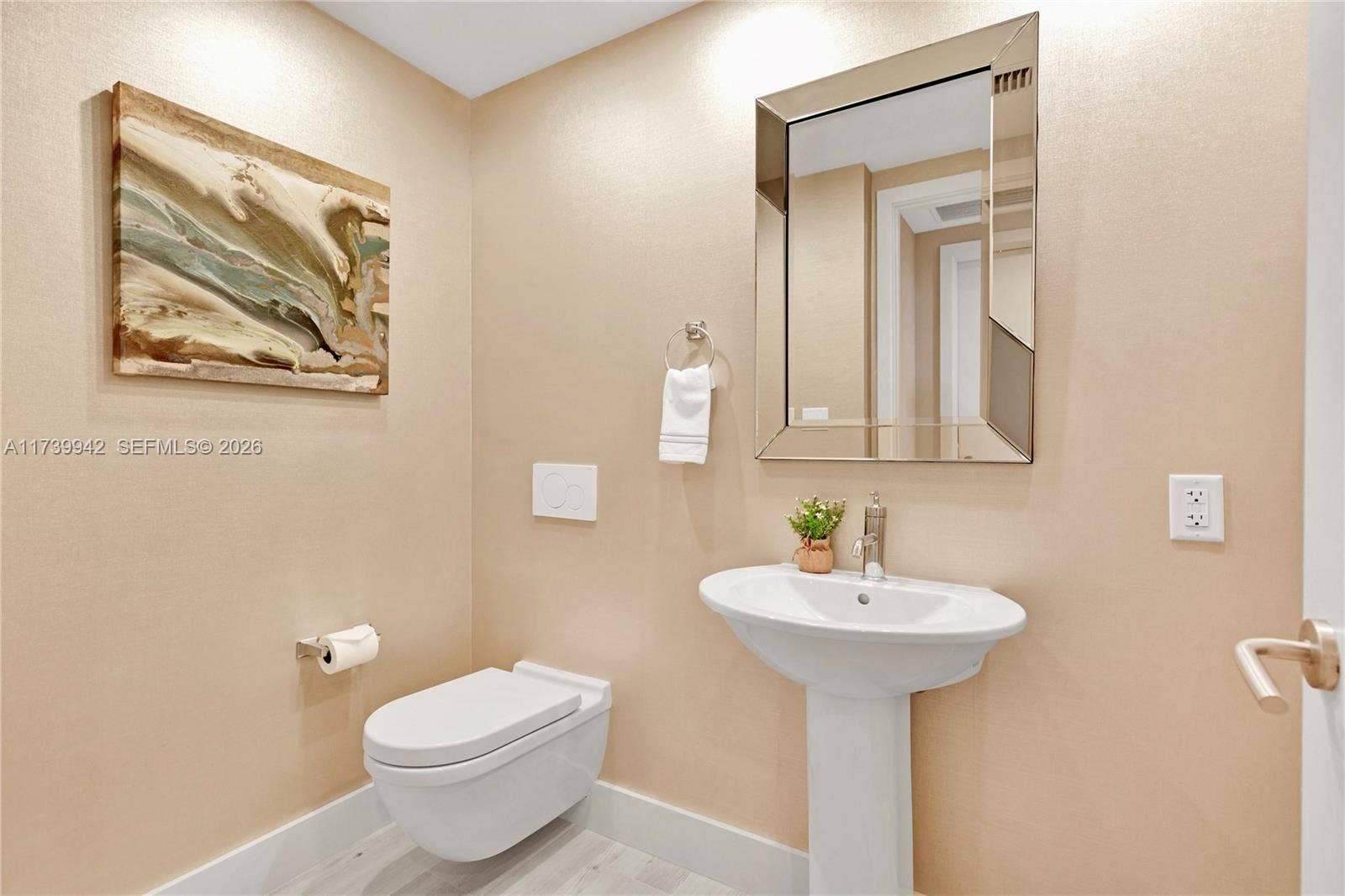 1180 N Federal Highway, #605, Fort Lauderdale, FL 33304 Powder Room for Guets