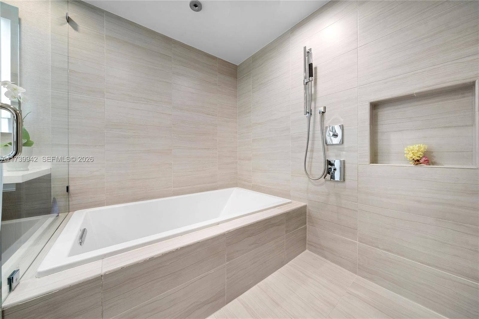 1180 N Federal Highway, #605, Fort Lauderdale, FL 33304 Spacious Shower & Soaking Tub