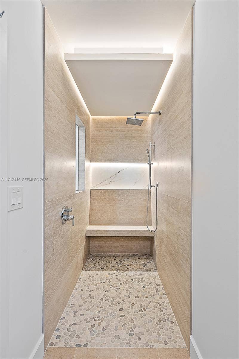 22 Ocean Drive, Jupiter Inlet Colony, FL 33469 Shower