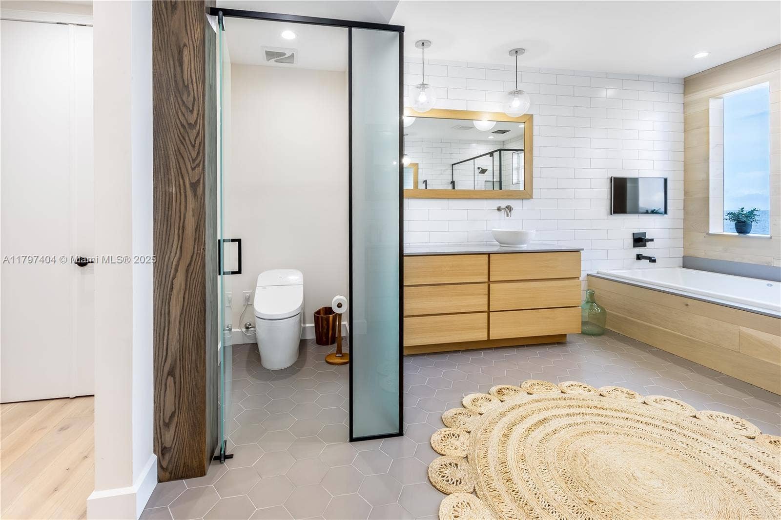 2120 N Ocean Boulevard, #VII, Fort Lauderdale, FL 33305 Main Bathroom, 4th Floor
