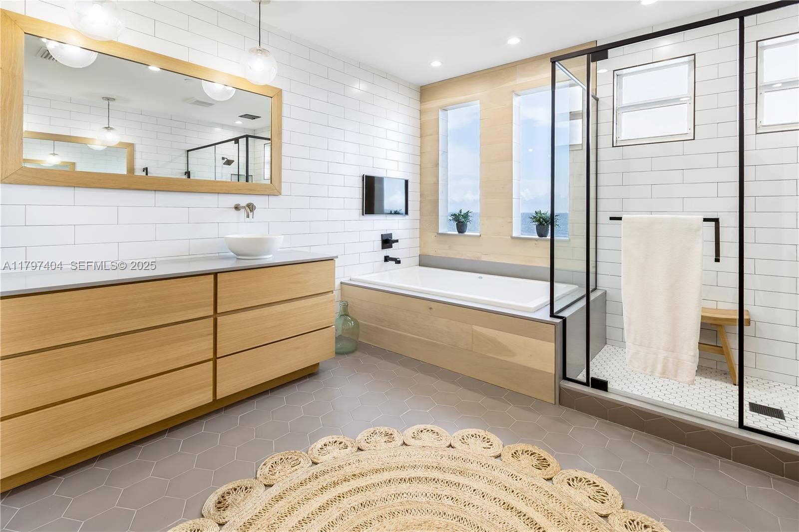 2120 N Ocean Boulevard, #VII, Fort Lauderdale, FL 33305 Main Bathroom, 4th Floor
