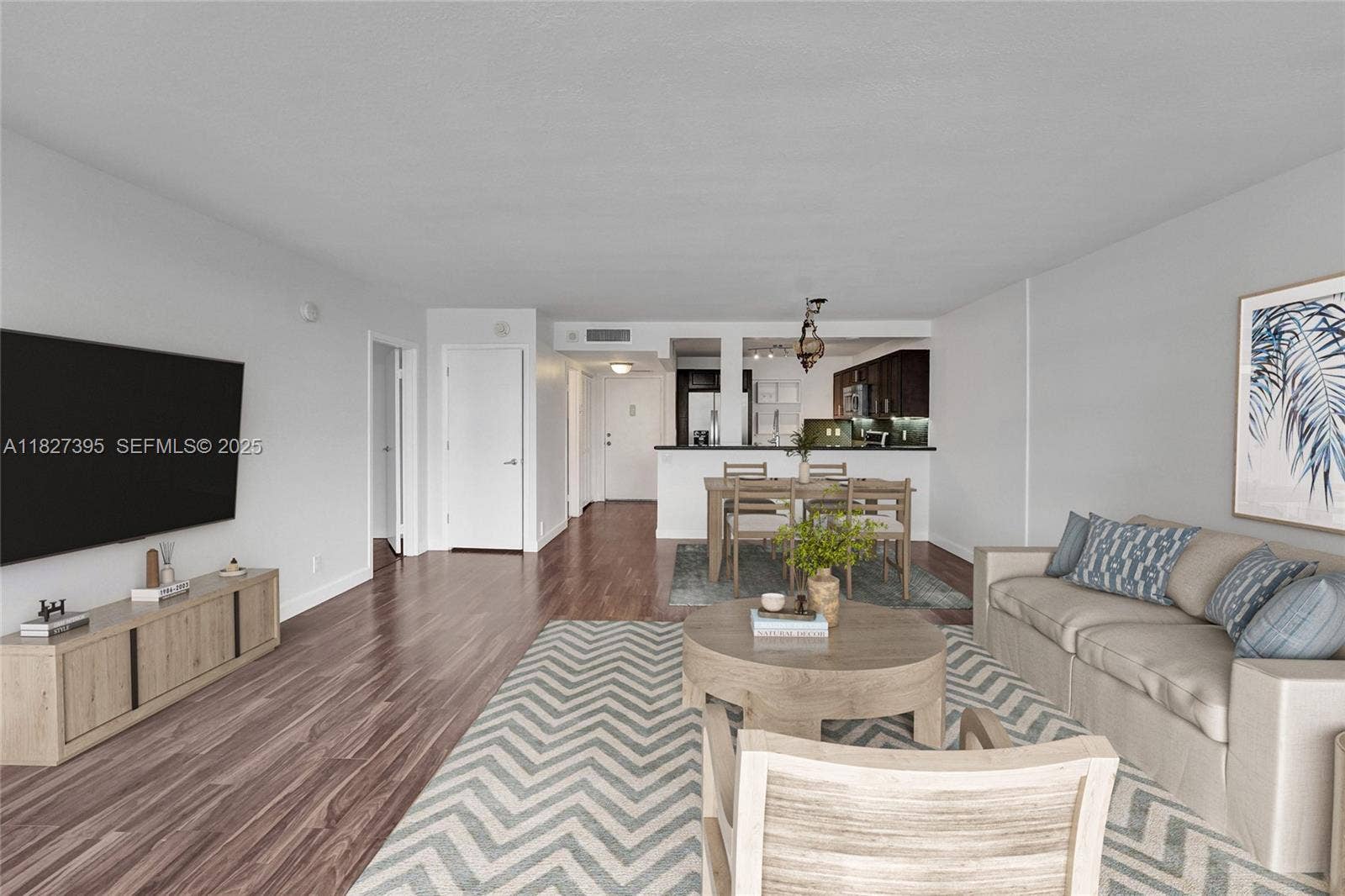 1160 N Federal Highway, #419, Fort Lauderdale, FL 33304 staged living space