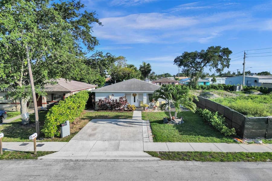 Property photo for 320 NE 33rd Street, Oakland Park, FL