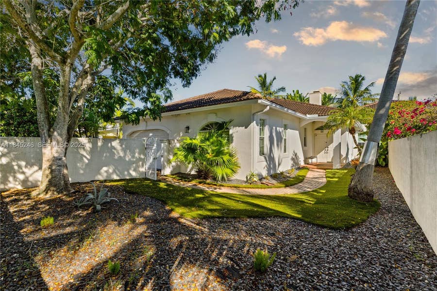 Property photo for 810 NE 21st Drive, Wilton Manors, FL