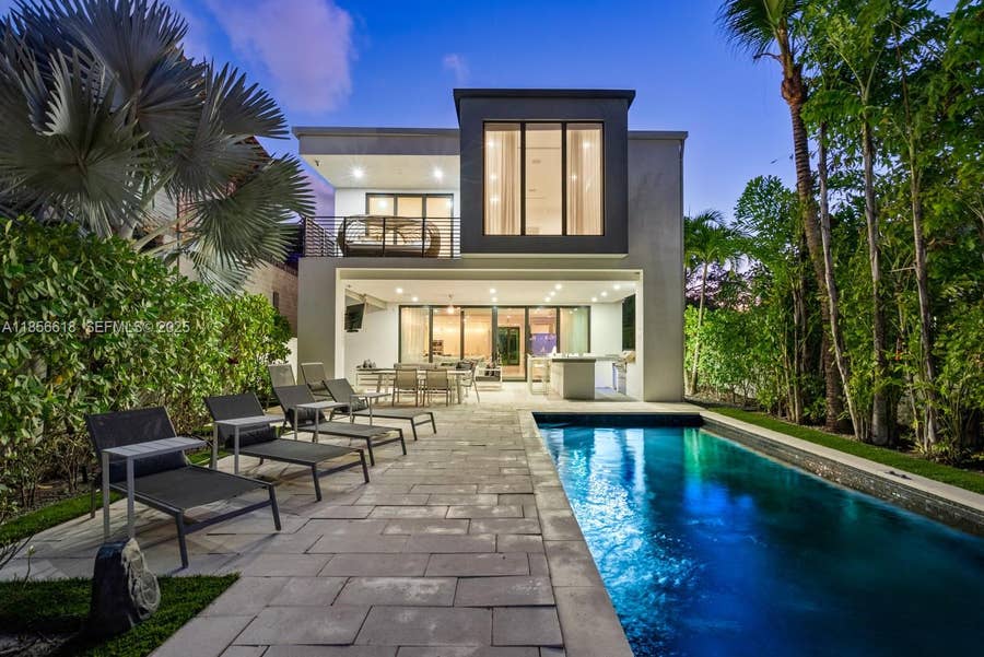 Property photo for 310 SE 11th Avenue, Fort Lauderdale, FL