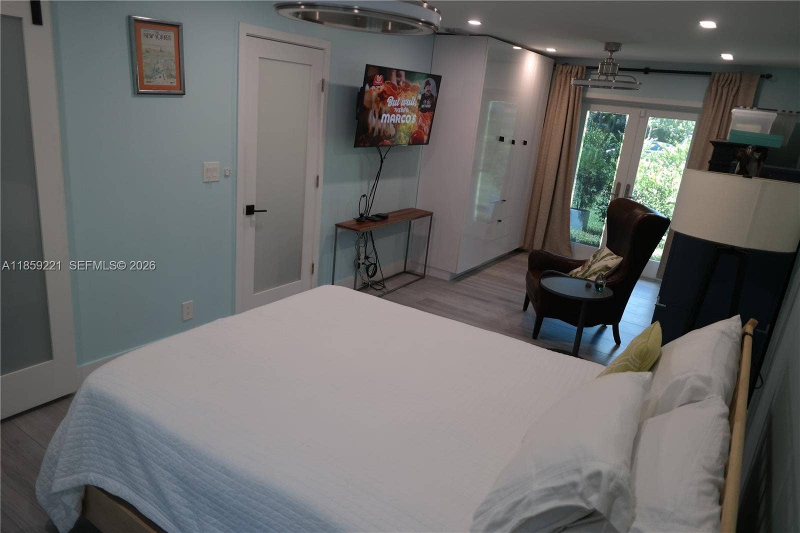 524 NE 27th Drive, Wilton Manors, FL 33334 Oversized room with direct access from front yard and back yard.