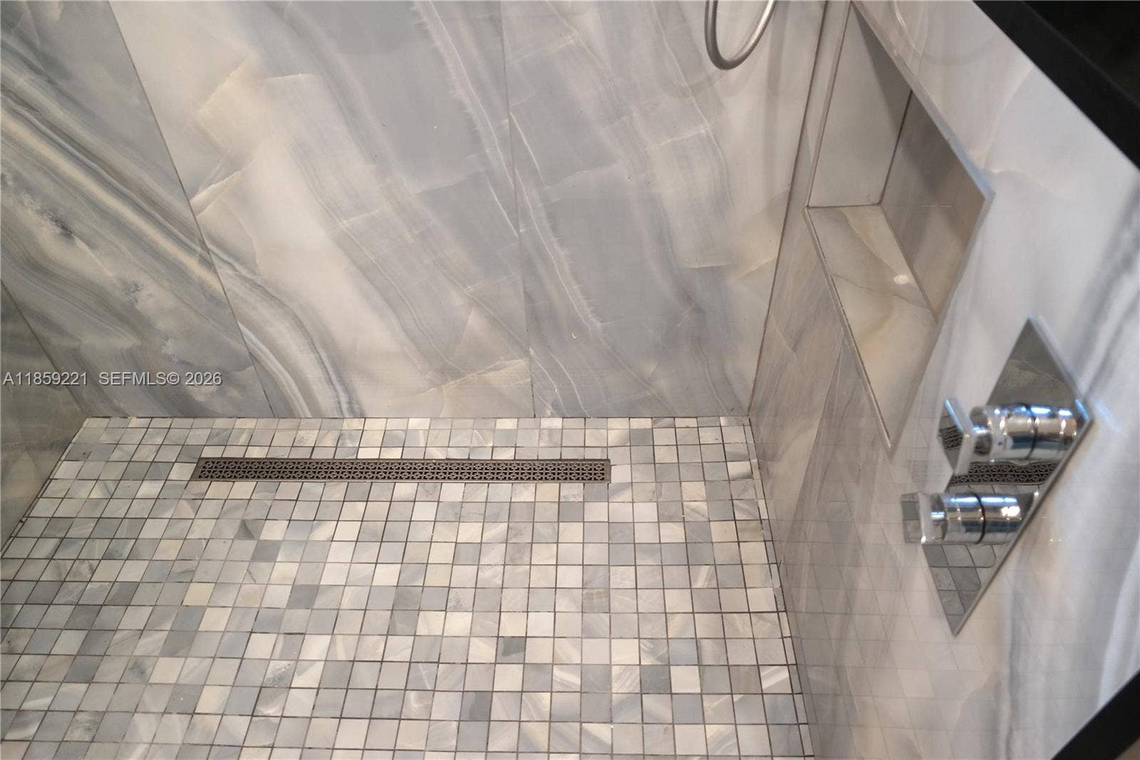 524 NE 27th Drive, Wilton Manors, FL 33334 Spacious spa-style floor-level walk-in shower