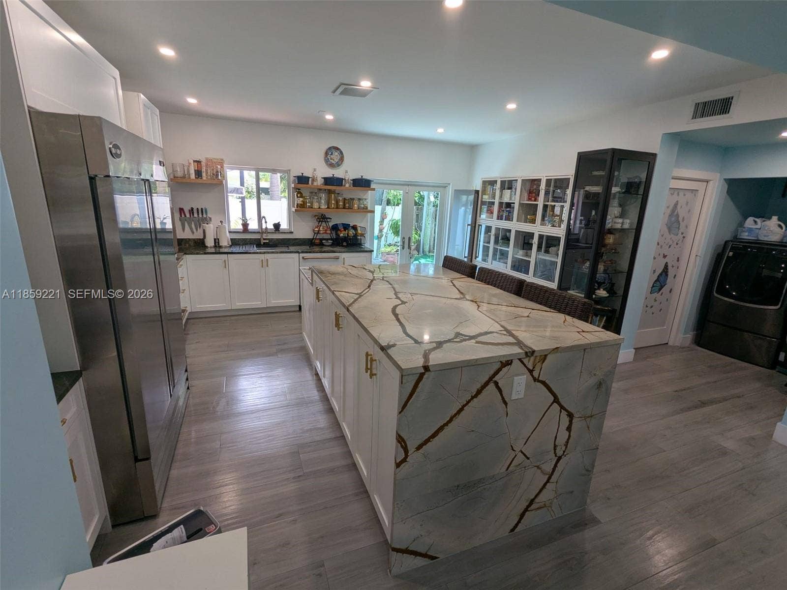 524 NE 27th Drive, Wilton Manors, FL 33334 Expansive quartz waterfall island with plenty cabinetry and ample breakfast bar seating for everyday comfort.