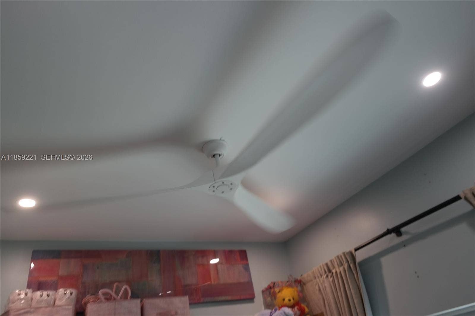 524 NE 27th Drive, Wilton Manors, FL 33334 A large, elegant ceiling fan provides perfect airflow to keep the room cool and comfortable