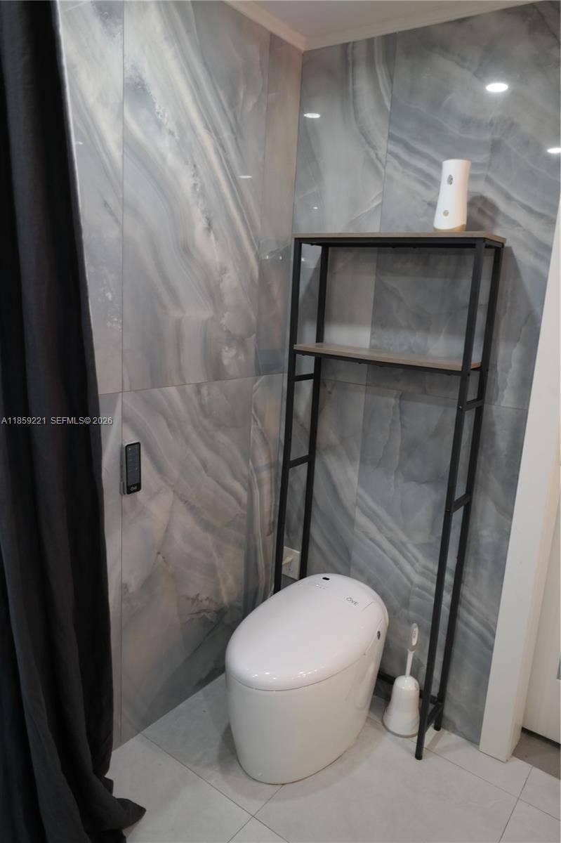 524 NE 27th Drive, Wilton Manors, FL 33334 Smart toilets for a sleek, high-tech experience