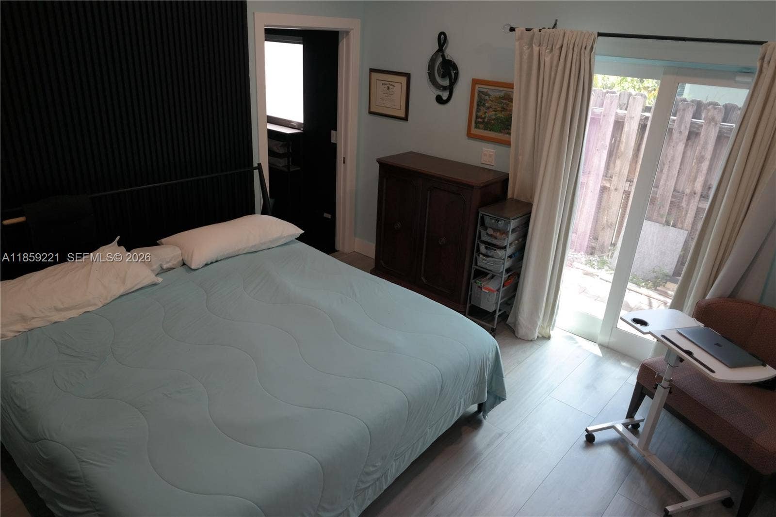 524 NE 27th Drive, Wilton Manors, FL 33334 Primary suite featuring sliding door to the patio walkway