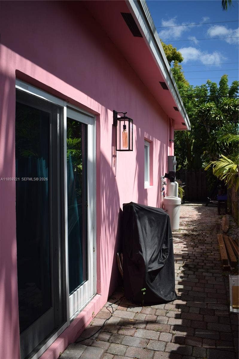 524 NE 27th Drive, Wilton Manors, FL 33334 Side walkway provides convenient access to the backyard without passing through the interior.