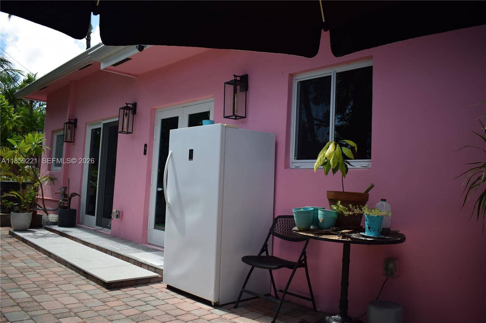 524 NE 27th Drive, Wilton Manors, FL 33334 Multiple access points to the backyard from the kitchen and various rooms enhance indoor-outdoor flow
