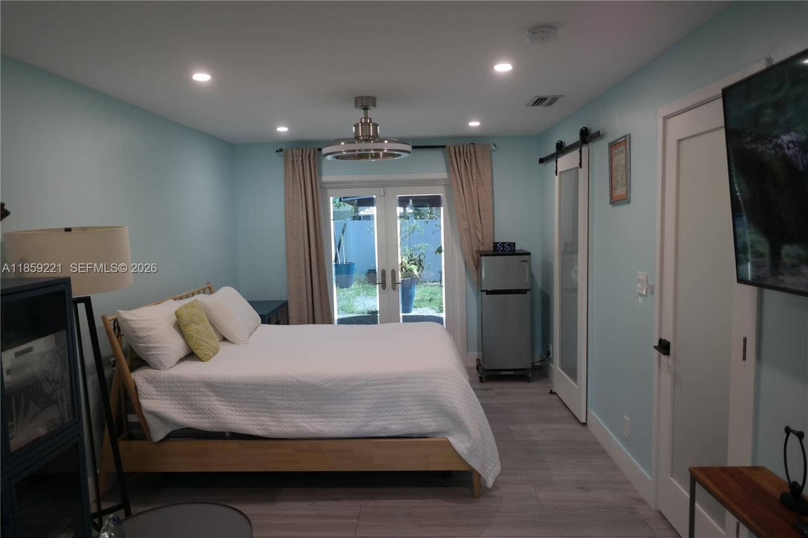 524 NE 27th Drive, Wilton Manors, FL 33334 Oversized bedroom with barndoor leading to bathroom.