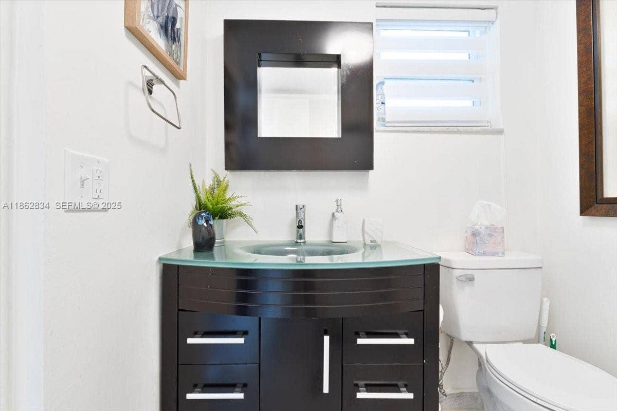 Guest bathroom 2