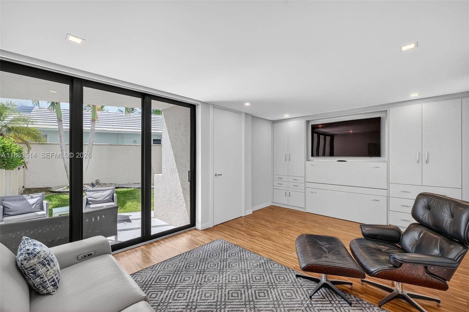 Entry Level 1st floor office/bedroom