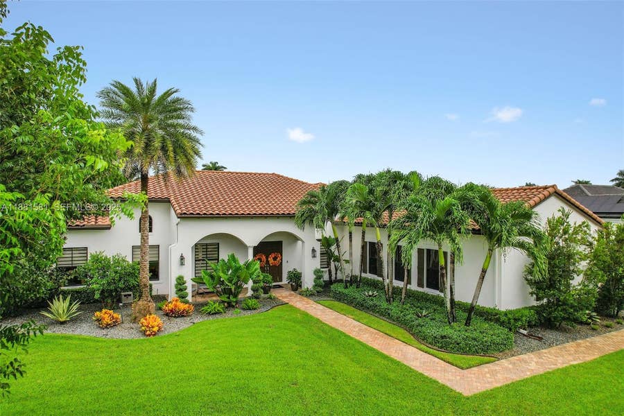 Property photo for 10501 N Camelot Circle, Davie, FL