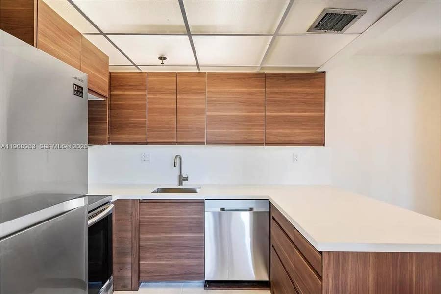 Property photo for 17890 W Dixie Highway, #606, North Miami Beach, FL
