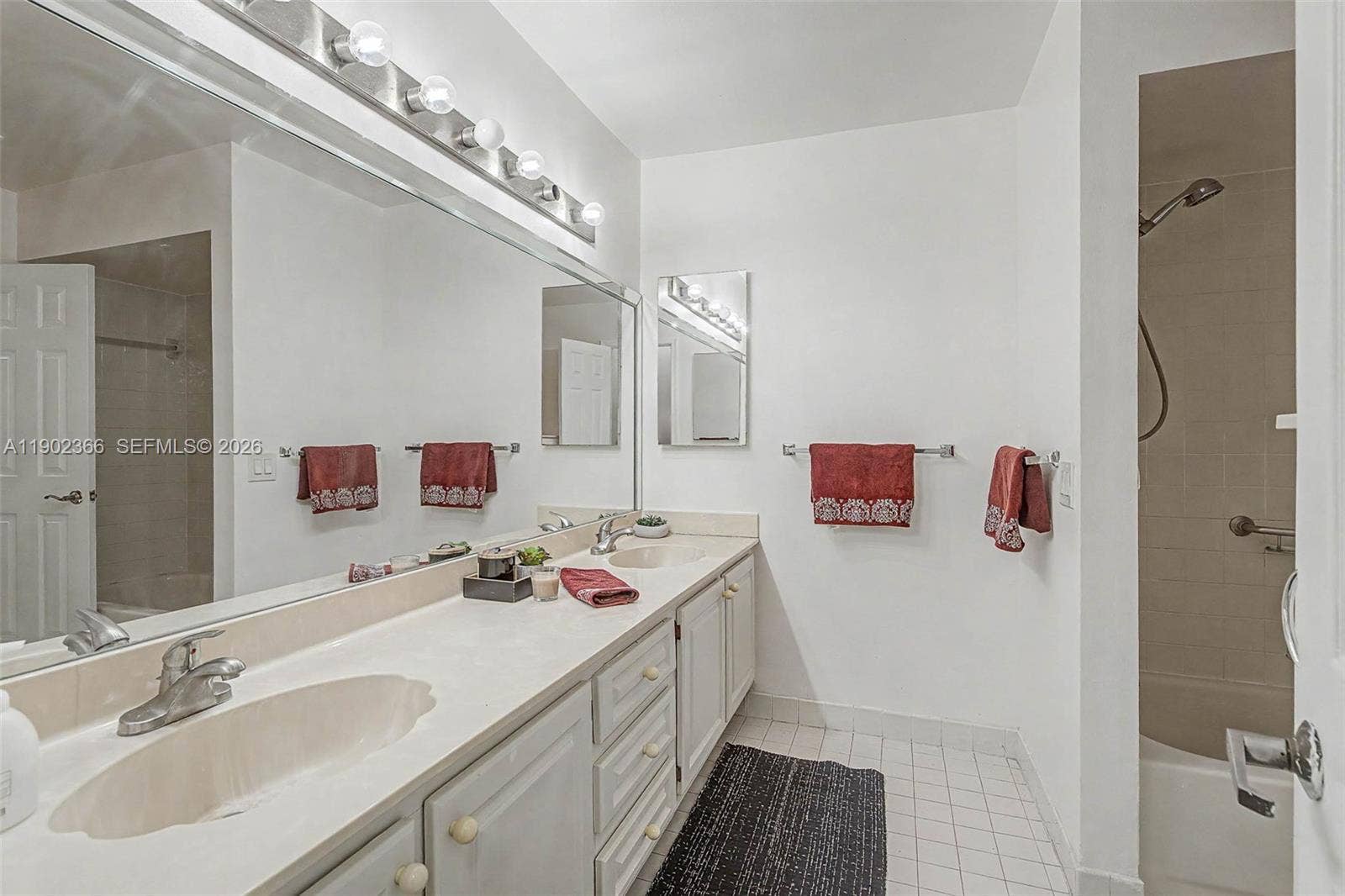 Hall/shared bathroom