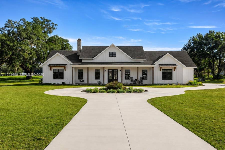 Property photo for 10561 NE 104th Circle, Oxford, FL