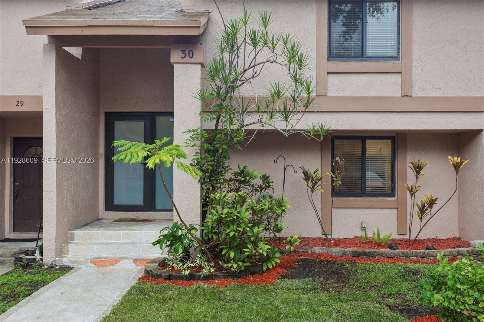 30 Chestnut Circle, Cooper City, FL 33026 Photo 2