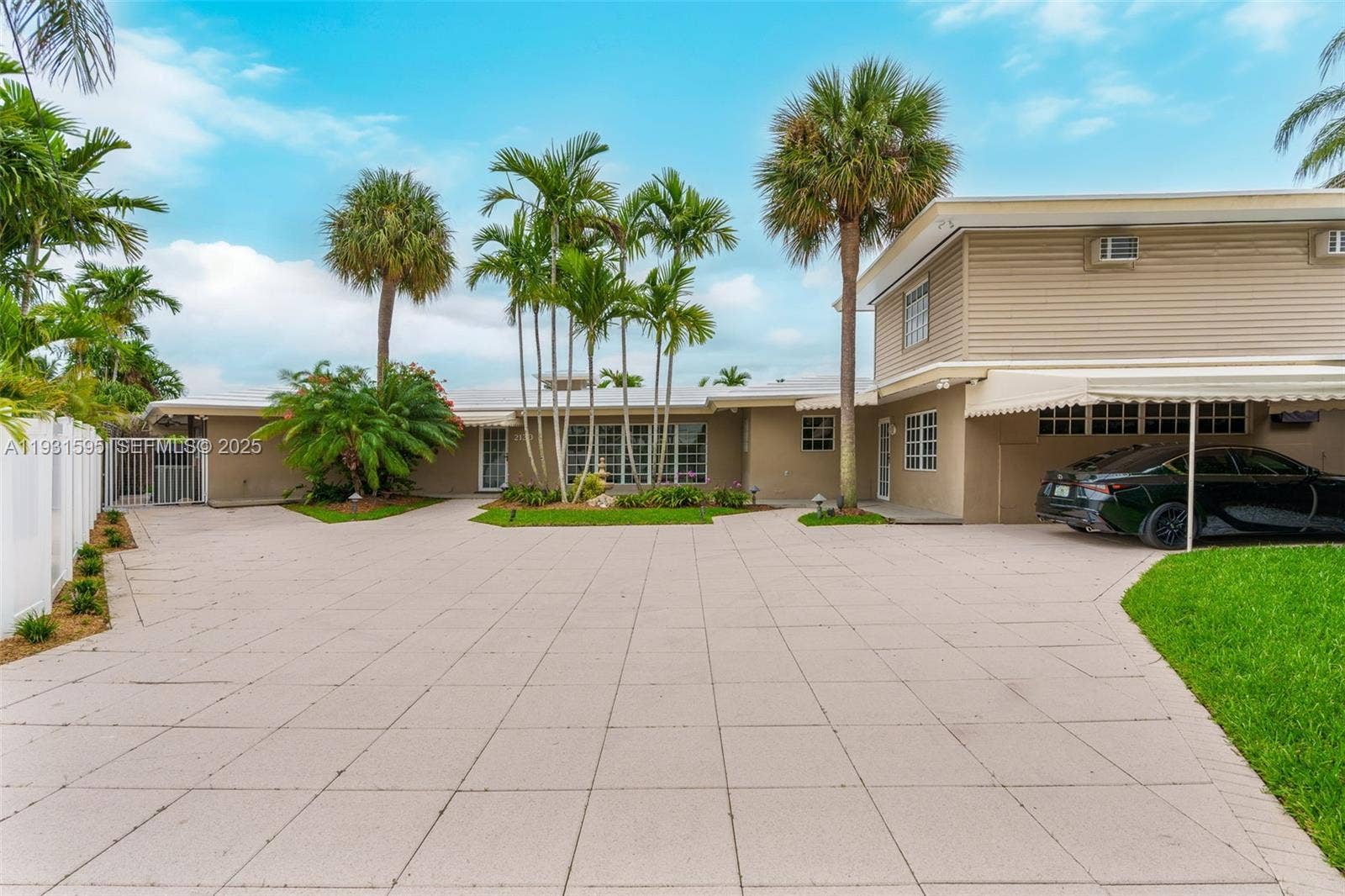 2130 NE 15th Street, Fort Lauderdale, Fort Lauderdale, FL 33304 Huge driveway