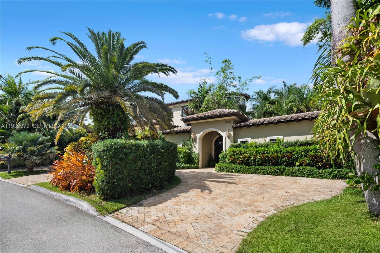 10330 W Broadview Drive, Bay Harbor Islands, FL 33154 Photo 2