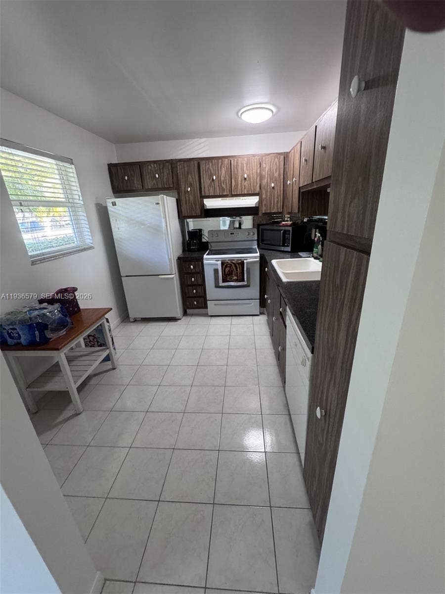1025 SE 3rd Avenue, #102, Dania Beach, FL 33004 Kitchen