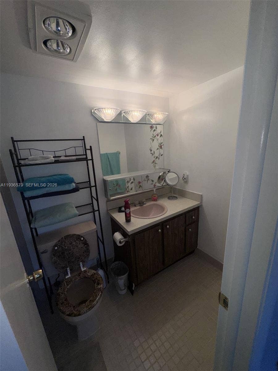 1025 SE 3rd Avenue, #102, Dania Beach, FL 33004 Master bed bathroom