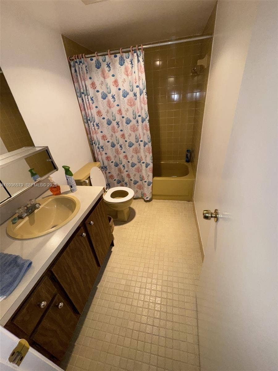1025 SE 3rd Avenue, #102, Dania Beach, FL 33004 Guest Bathroom